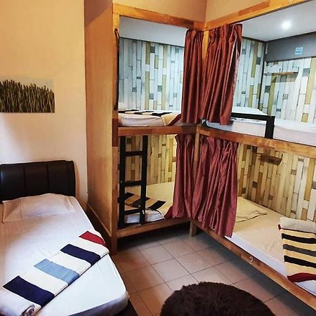 Escape Backpackers Kk Hostel Kota Kinabalu Exterior photo
