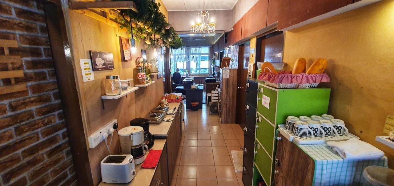 Escape Backpackers Kk Hostel Kota Kinabalu Exterior photo