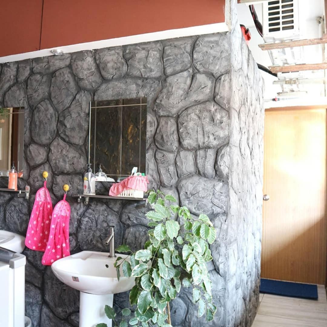 Escape Backpackers Kk Hostel Kota Kinabalu Exterior photo