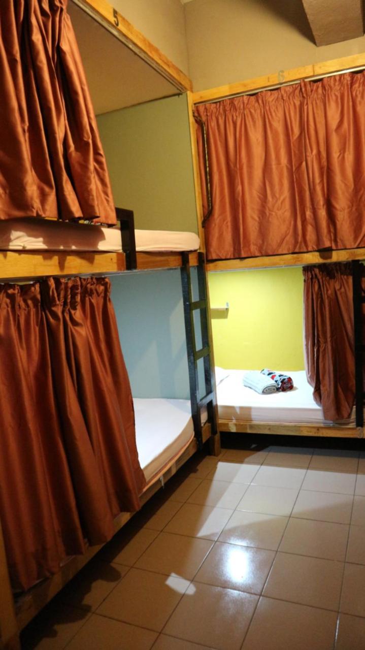 Escape Backpackers Kk Hostel Kota Kinabalu Exterior photo