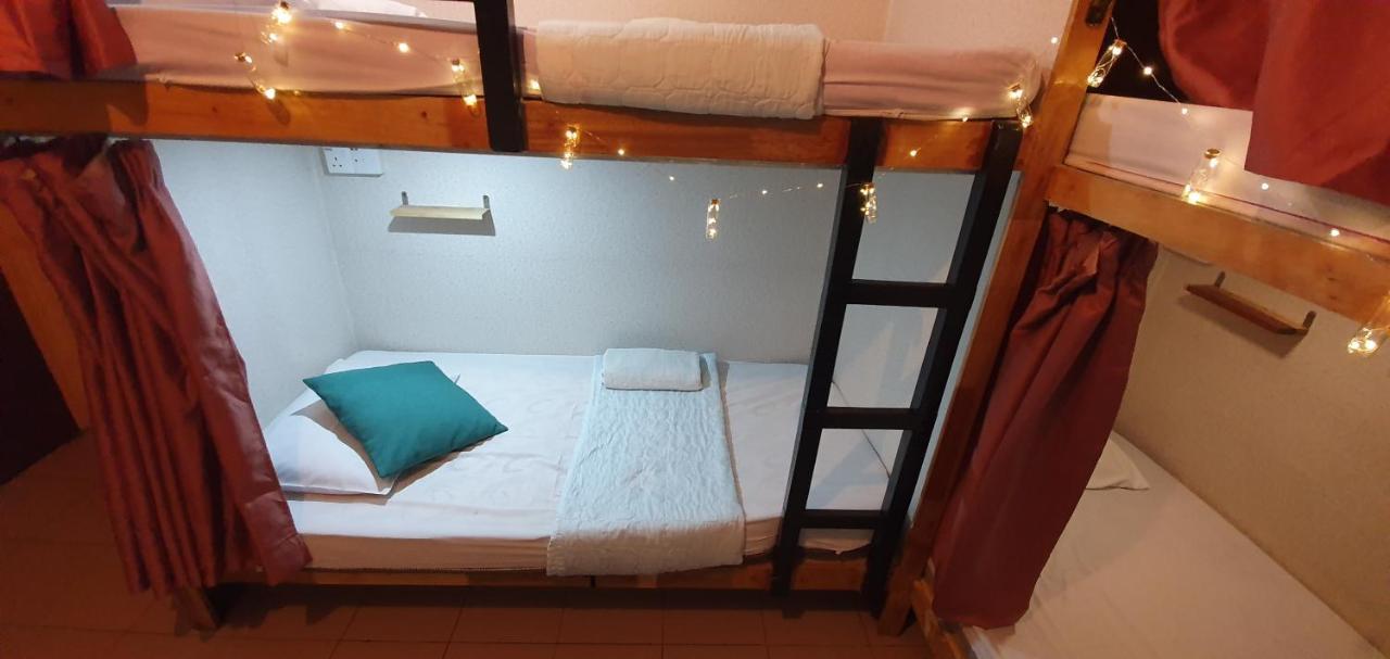 Escape Backpackers Kk Hostel Kota Kinabalu Exterior photo